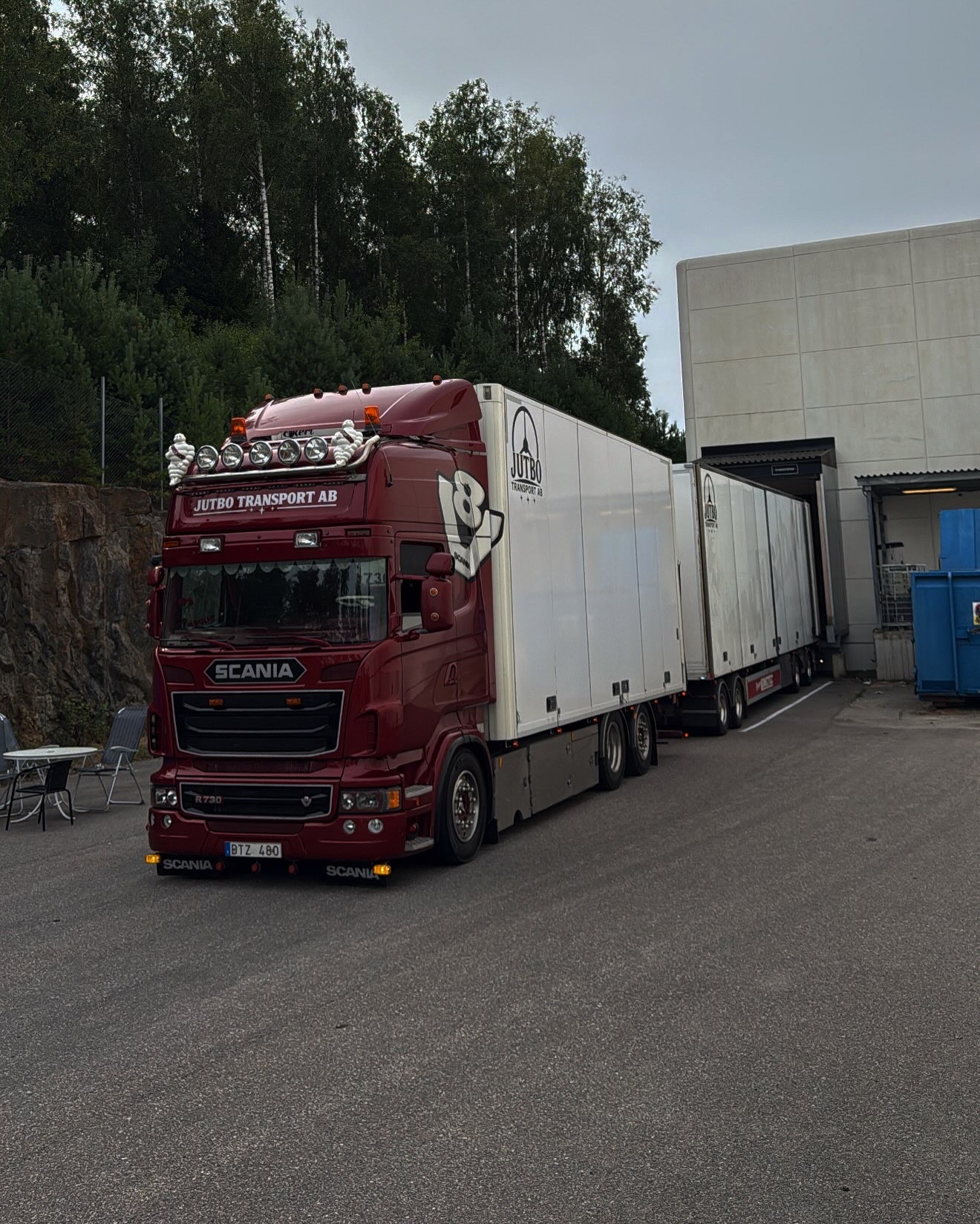 Släp från Jutbo Transport backat in vid en lastbrygga